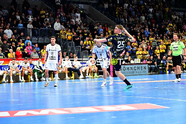 25; HSV Hamburg in Aktion