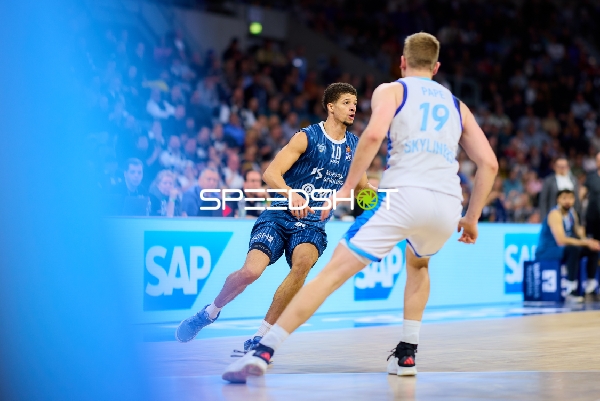 Samuell Williamson (10; MLP Academics Heidelberg) und Till Pape (19; Frankfurt Skyliners) in Aktion