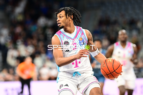 Spielaktion mit Zachery Cooks (3; Telekom Baskets Bonn)