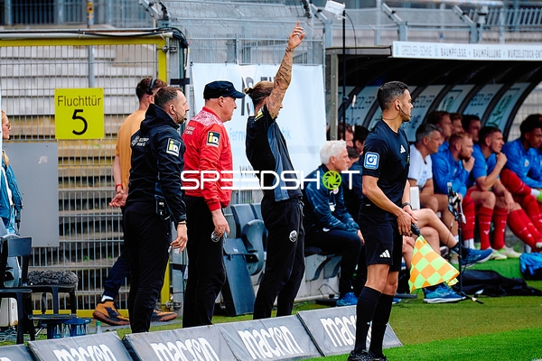 Schiedsrichter-Assistent am Spielfeld