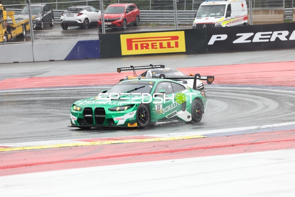 Rennfahrzeuge auf nasser Strecke