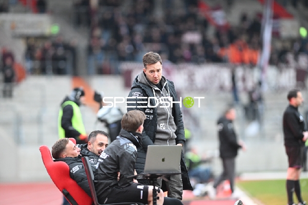 Trainer bespricht Taktik