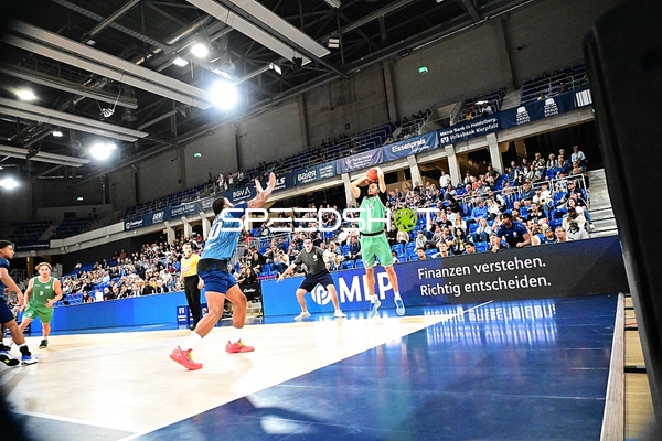 Direktes Duell um den Ball