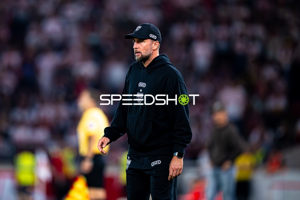 Trainer Sebastian Hoeneß (Trainer; VfB Stuttgart) an der Seitenlinie
