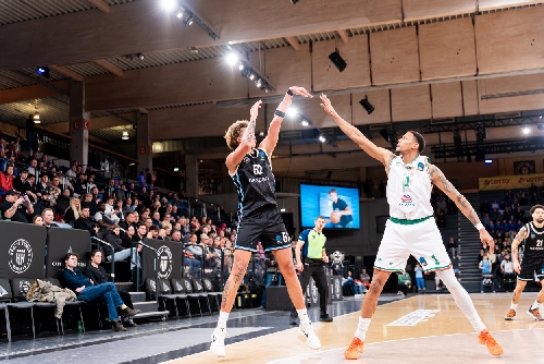 Spielaktion mit Angel Nunez (1; Slask Wroclaw) und Zacharie Perrin (52; Veolia Towers Hamburg)