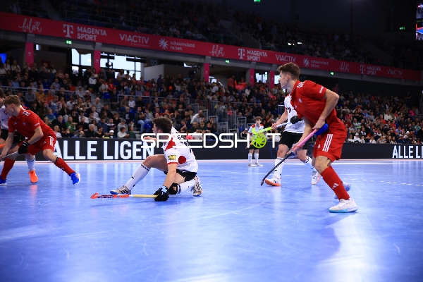 Nikolas WELLAN (11; Österreich) mit Ball am Boden