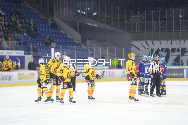 Spieler warten auf Bully