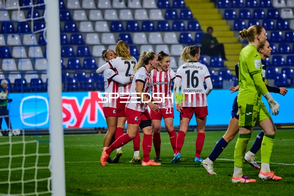 Torwart und jubelnde Spielerinnen