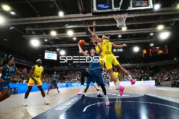 Spielaktion mit Ryan Mikesell (33; MLP Academics Heidelberg)