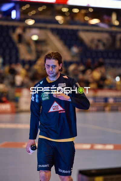 Ein Spieler von Rhein Neckar Löwen verlässt das Spielfeld.