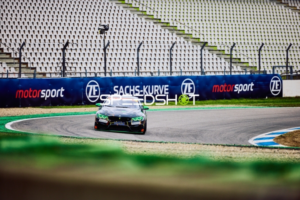 Auto fährt durch die Sachs-Kurve