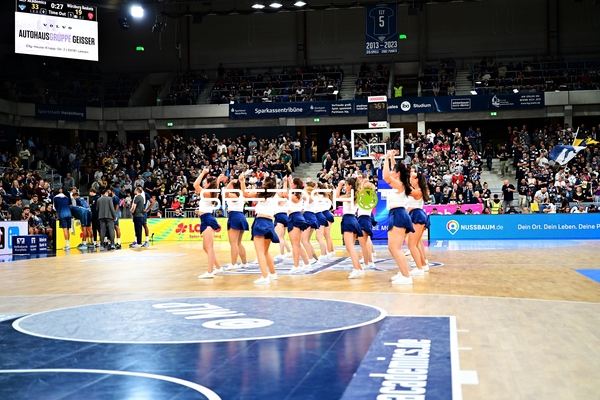 Cheerleader tanzen beim BBL-Spiel