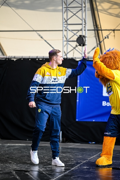 High-Five mit Maskottchen