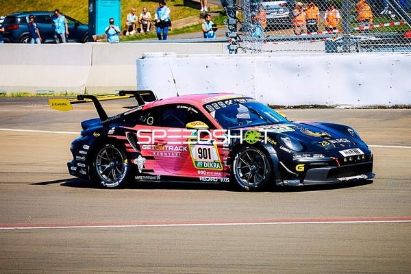 Fahrzeug auf der Rennstrecke