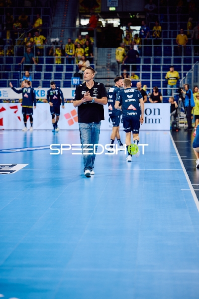 Ein Trainer oder Betreuer geht über das Spielfeld.