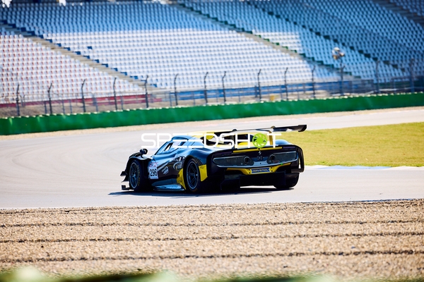 Rennfahrzeug in Aktion auf dem Hockenheimring