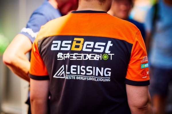 Person mit asBest Racing Shirt