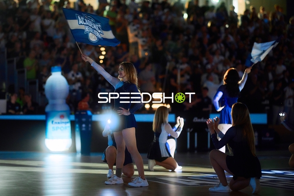 Cheerleader mit Fahnen