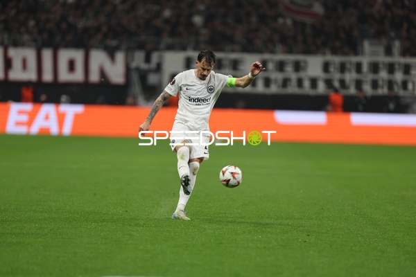 Krisztián Lisztes (23, Eintracht Frankfurt) schießt