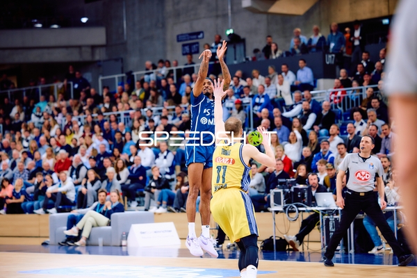 Wurfversuch im Basketballspiel