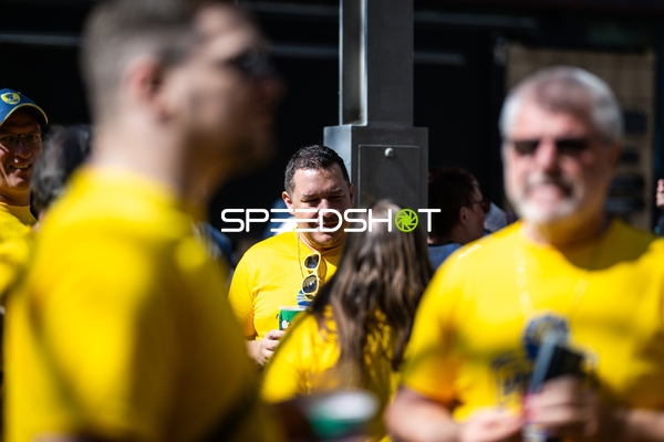 Fans versammeln sich vor dem Halbfinale