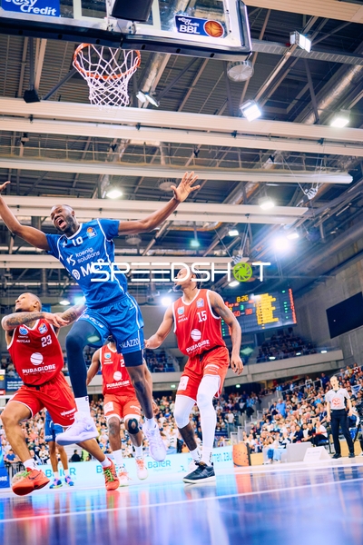 Hitzige Verteidigungsaktion am Korb