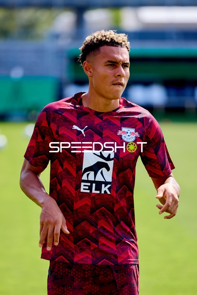 RB Leipzig Antonio Nusa (7; RB Leipzig) im Aufwärmtrikot