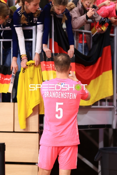 Sten Brandenstein (5; Deutschland) signiert Autogramme