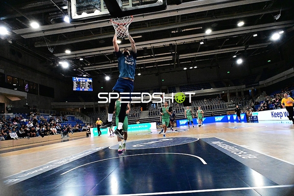 Paul Zipser (9; MLP) wirft auf Korb