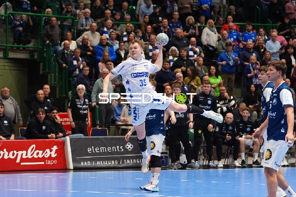 Jarnes Faust (35; TBV Lemgo) mit Wurf