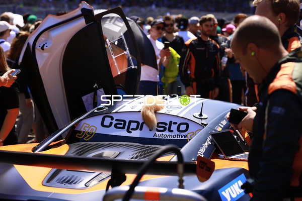 Fahrzeug in der Boxengasse