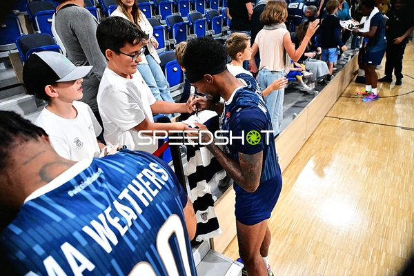 Michael Weathers (20; MLP) gibt Autogramme