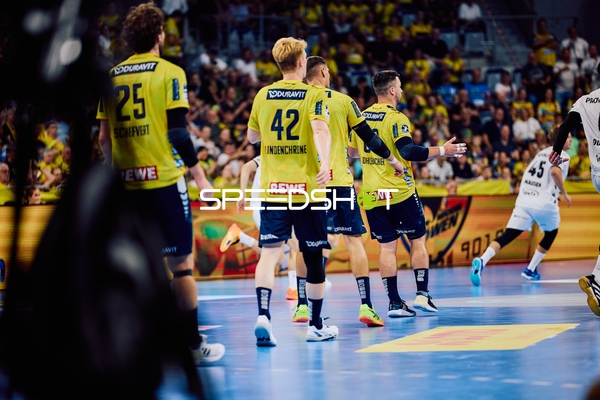 Spielszene mit Spielern in Aktion auf dem Spielfeld.