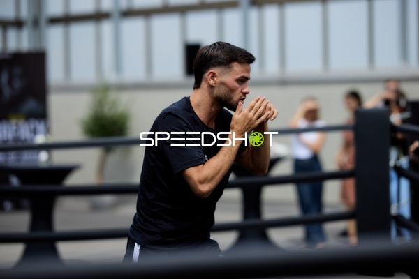 Ringside-Zone Face-Off