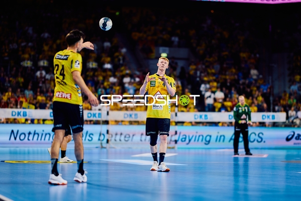 Jon Lindenchrone Andersen beim Aufwärmen vor dem Spiel