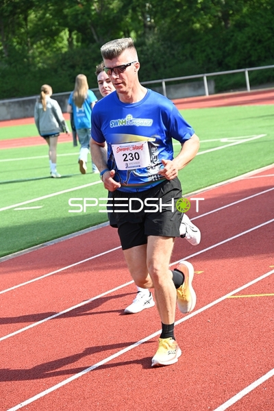 Läufer mit Startnummer 230 auf der Bahn