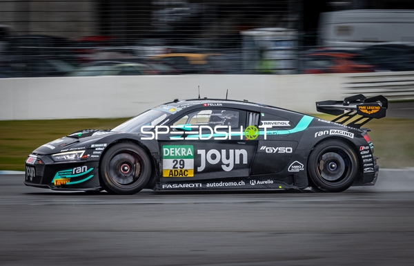 Rennfahrzeug auf der Rennstrecke