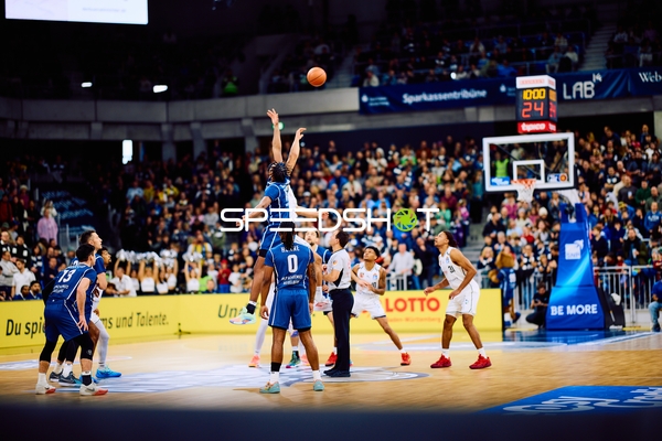Tip-off bei Spielbeginn