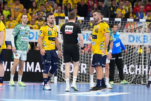 Jannik Kohlbacher (80; Rhein Neckar Löwen) im Gespräch mit 19; Rhein Neckar Löwen und 93; Rhein Neckar Löwen