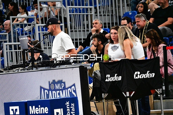 Zuschauer und Teammitglieder am Spielfeldrand