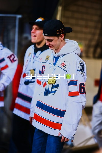 Eisbären-Spieler feiern abseits der Eisfläche