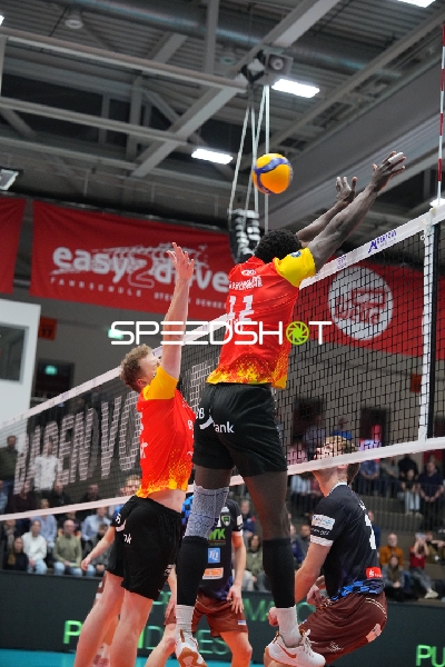 Block am Netz mit John Obi (11; BADEN VOLLEYS SSC Karlsruhe) und Lennart Heckel (10; BADEN VOLLEYS SSC Karlsruhe)