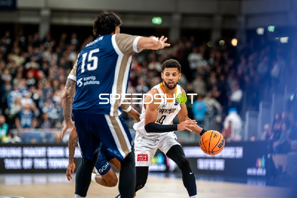 Kendale McCullum (10; Promitheas Patras Vikos Cola) mit Ball gegen Marcel Keßen (15; MLP Academics Heidelberg)