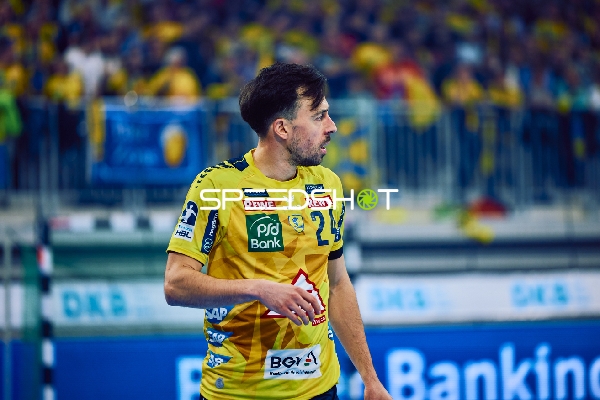 Ein Spieler der Rhein Neckar Löwen steht auf dem Spielfeld.