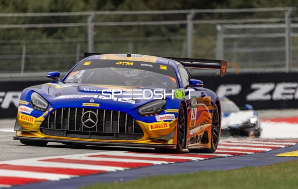 Rennfahrzeug auf der Rennstrecke