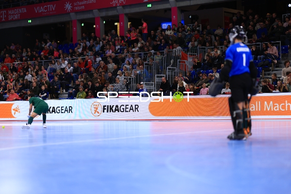 1; Schweiz beobachtet Ball