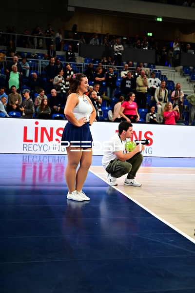 Cheerleaderin am Spielfeldrand