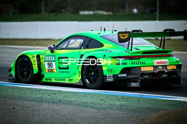 Rennfahrzeug auf der Rennstrecke