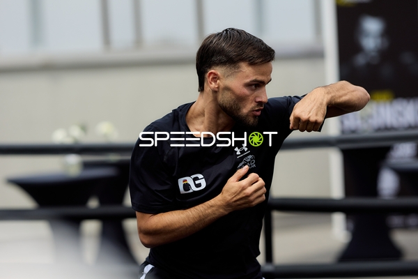 Ringside-Zone Face-Off