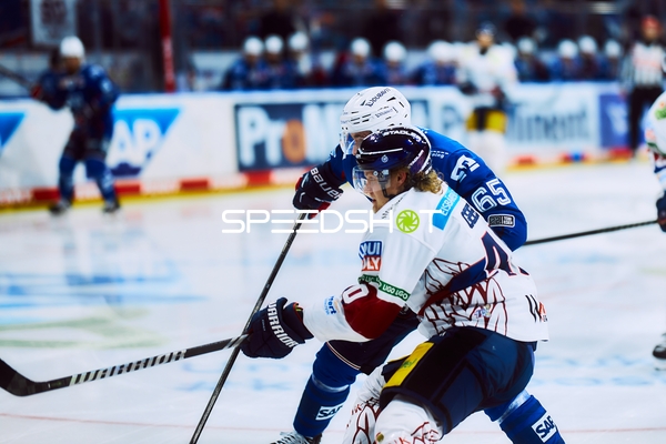 Adler Mannheim im Angriff gegen Eisbären Berlin